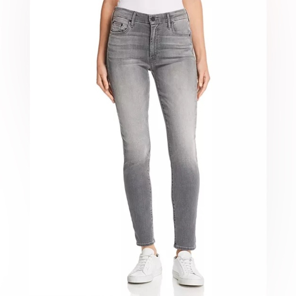MOTHER High Waisted Looker Jeans in supermoon  
Size 26
